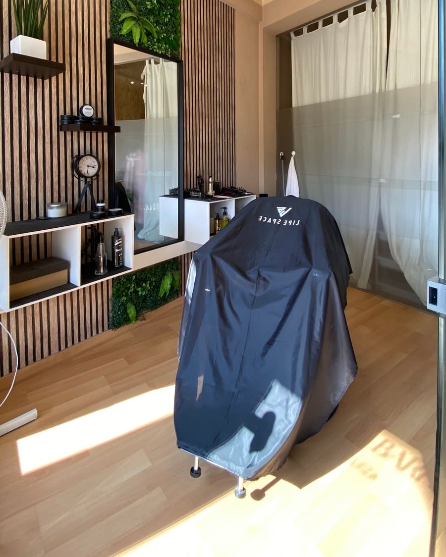 Bancada com produtos e capa de corte com o logótipo Lipe Space