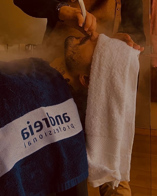 Barba feita à navalha, com toalha quente